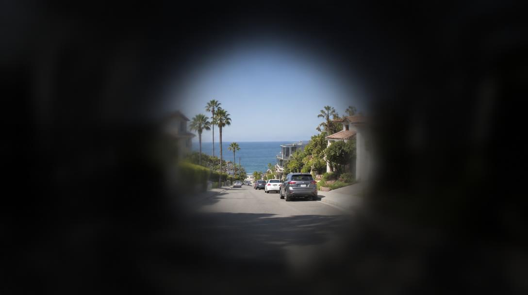 Simulation of vision with glaucoma showing loss of side vision around a clear center
